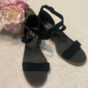 KOOLABURRA BY UGG Eliana Size 9.5 Ankle Strap Black Pump Ortholite